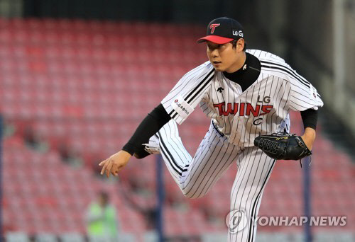 지난달 14일 서울 잠실야구장에서 열린 2017 KBO리그 kt 위즈 대 LG 트윈스의 경기. 1회 초 LG 선발 투수 류제국이 역투하고 있다. <연합뉴스>